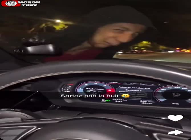 Video :A guy held onto singer Wejdene's vehicle